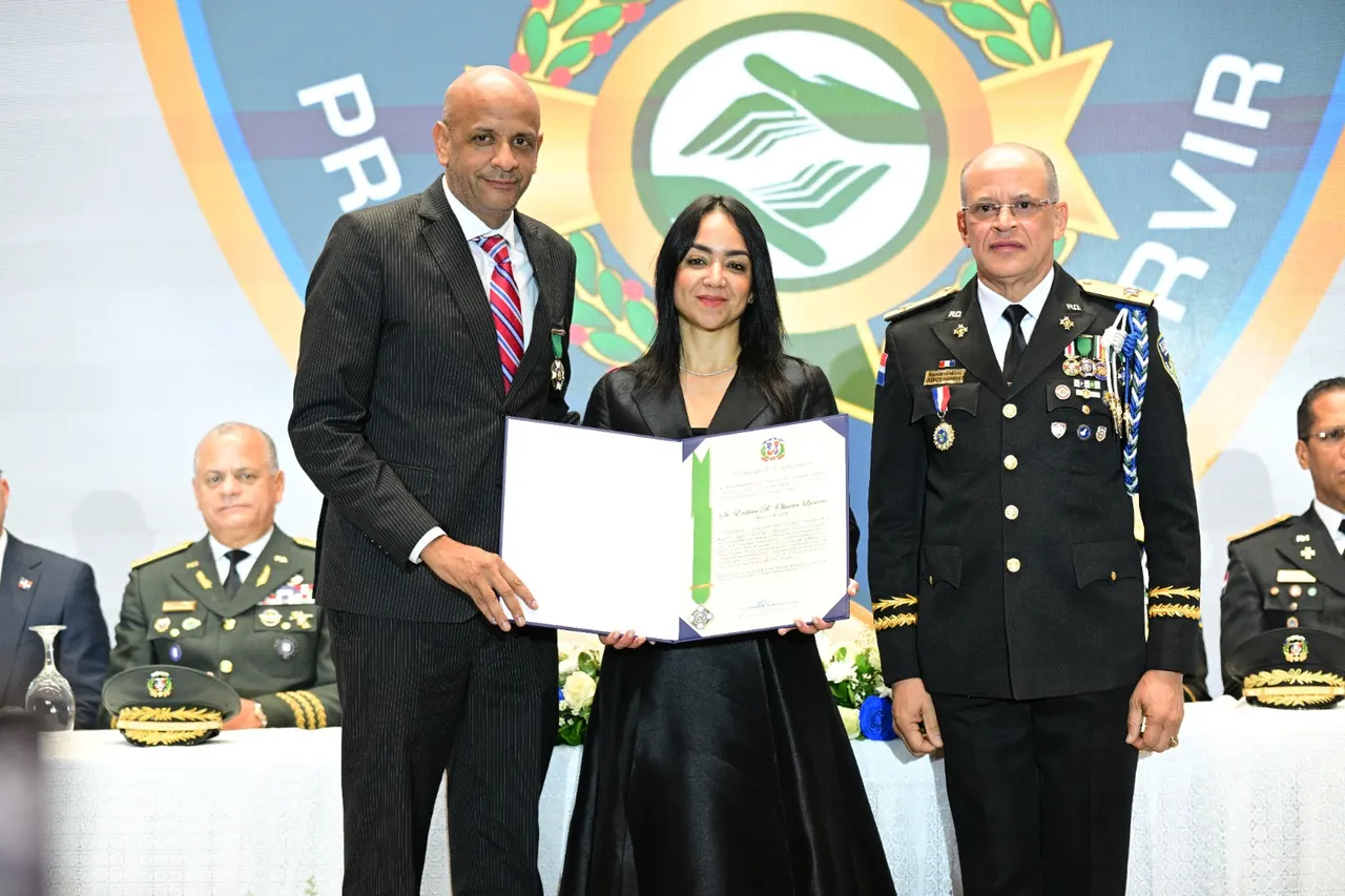 Gobierno reconoce al director del COE con Medalla al Mérito Policial