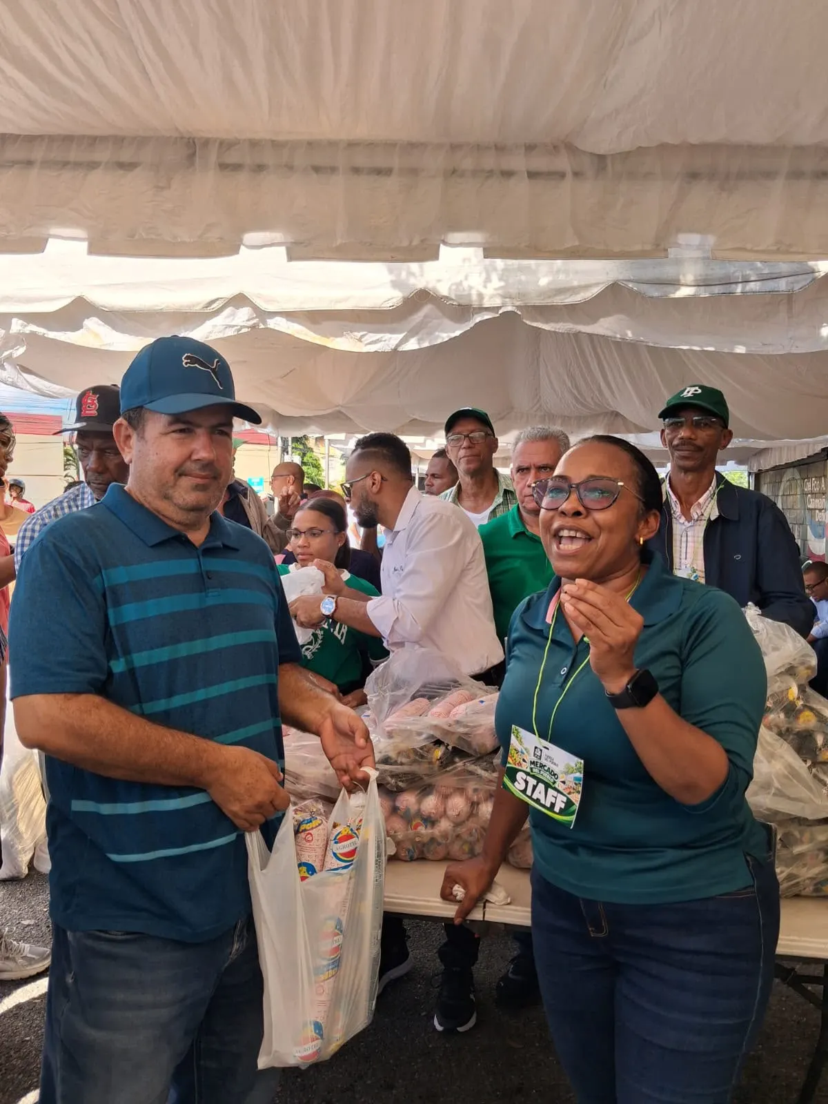Fuerza del Pueblo entrega alimentos a familias en Santo Domingo Este