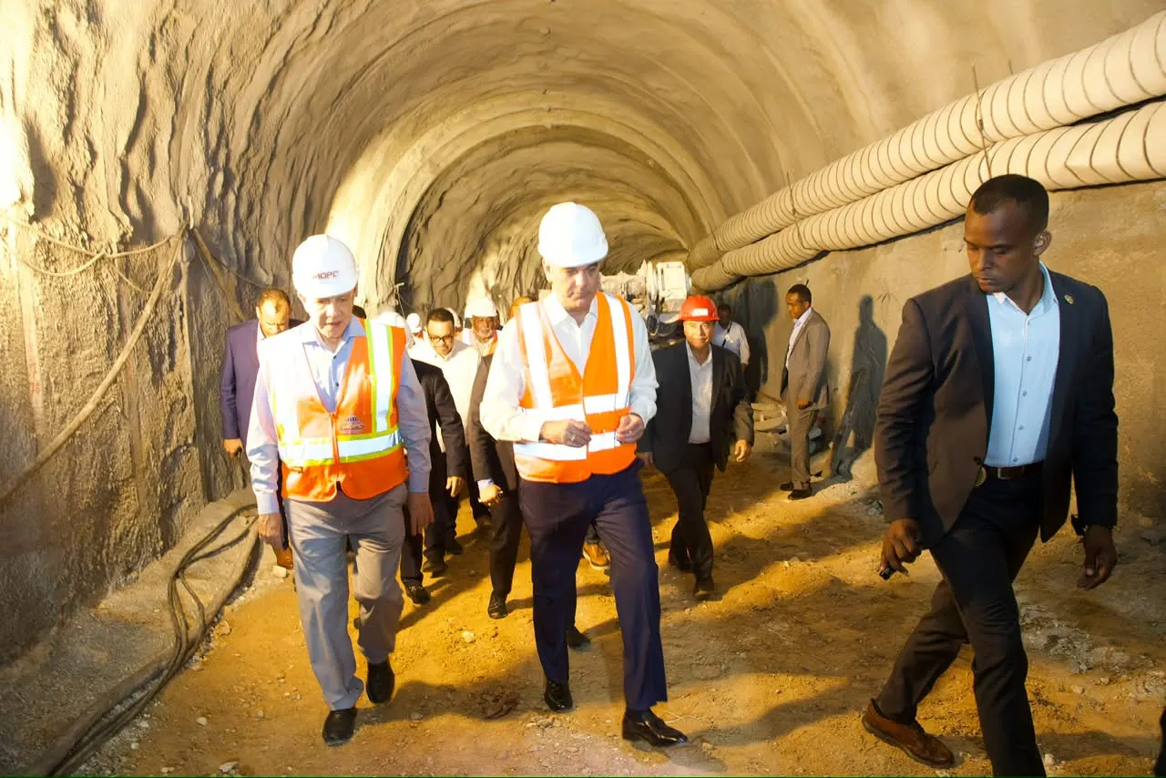 Presidente Abinader supervisa construcción de túnel pluvial en Luperón