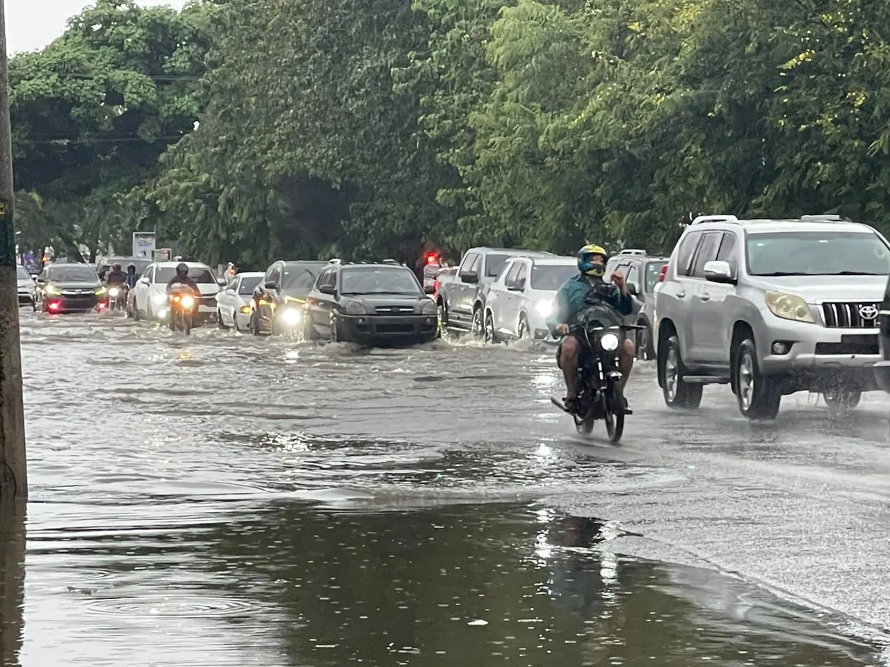 Lluvias dejan caos en 15 intersecciones del Gran Santo Domingo
