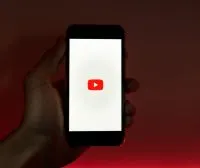 Cómo activar el doblaje automático de YouTube