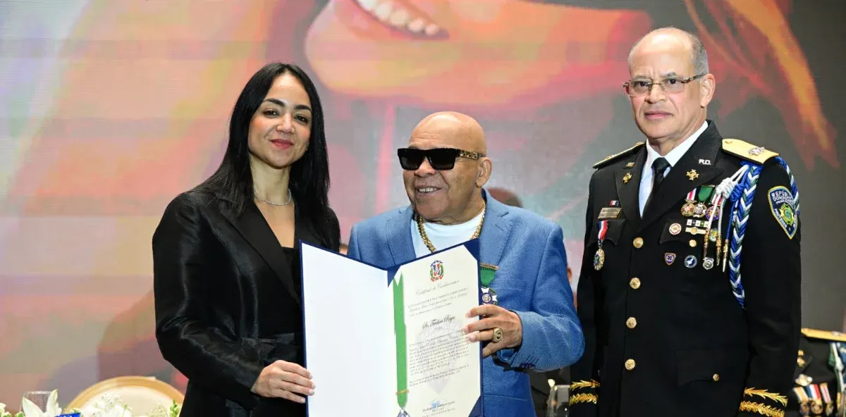 El bachatero Teodoro Reyes recibe una orden de mérito de la Policía