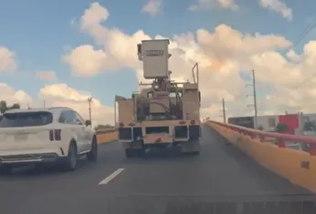 Camión de Edesur circula por elevado de Winston Churchill