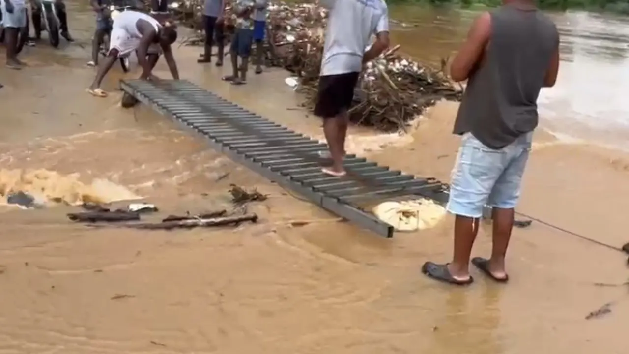 Puente provisional colapsa por lluvias en Monte Plata