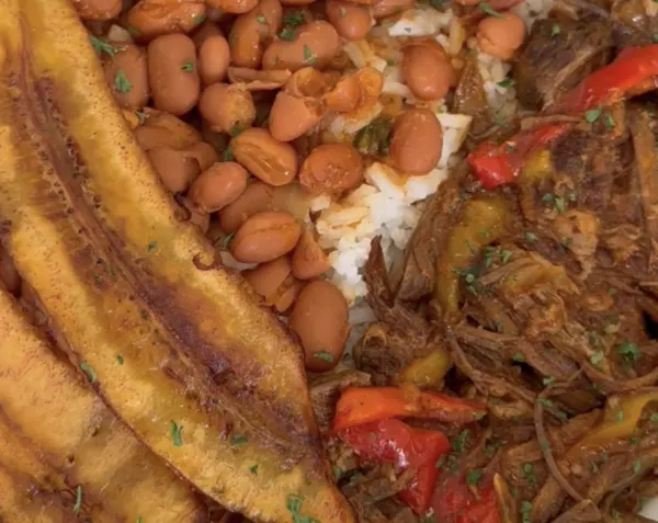 Plato criollo del día: carne ripiada con arroz y habichuelas