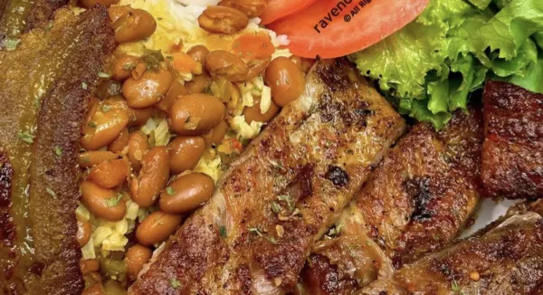Plato criollo de las 12: cerdo, arroz y habichuelas con ensalada