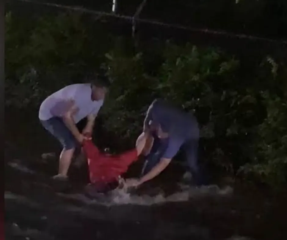 Mujer evitó caer en alcantarilla en Santiago