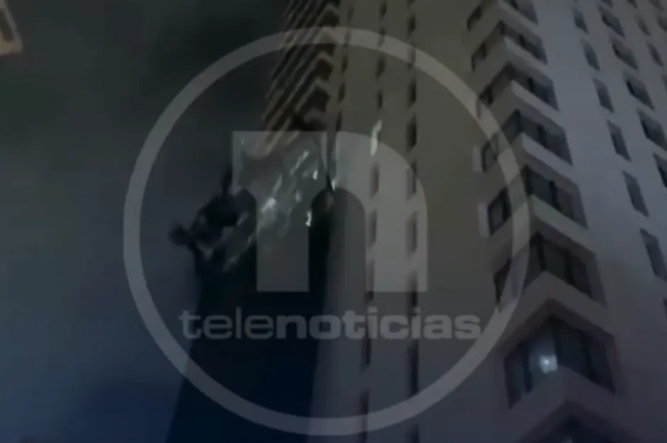 Andamio cae en construcción y daña vehículos en el Distrito Nacional