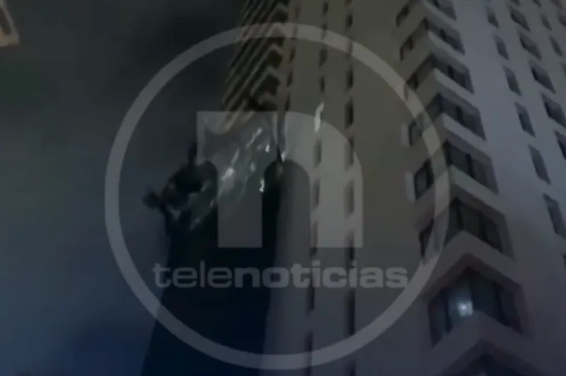 Andamio cae en construcción y daña vehículos en el Distrito Nacional