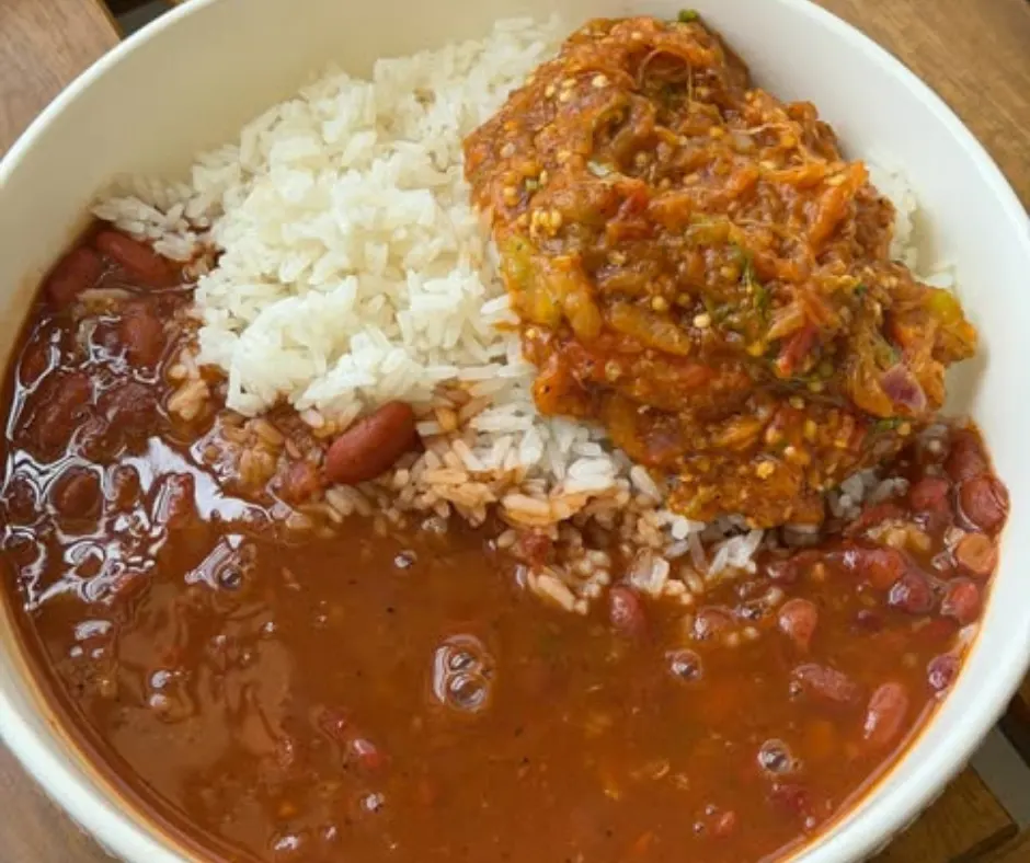 Plato criollo del día: arroz blanco, habichuelas y berenjena guisada