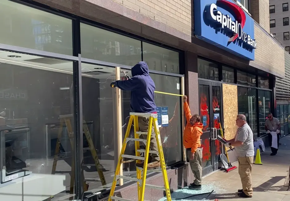 Vandalizan sucursal de Capital One Bank en Manhattan