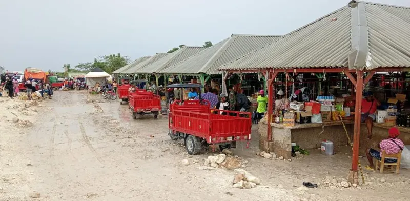 Mercado de Pedernales sigue abierto a pesar de las lluvias