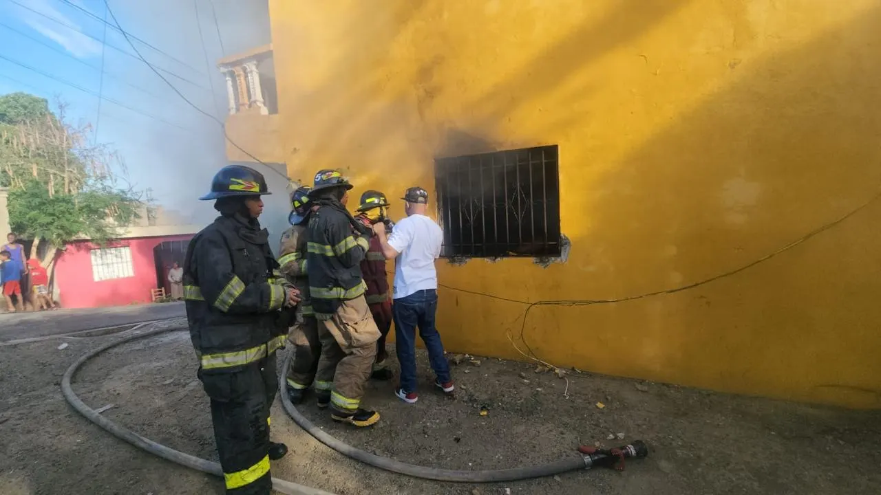 Incendio destruye fábrica de productos de belleza en Santiago