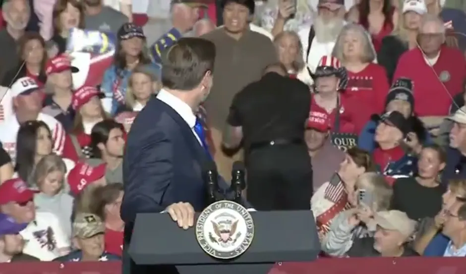 Manifestante interrumpe discurso de J.D. Vance en EE.UU.