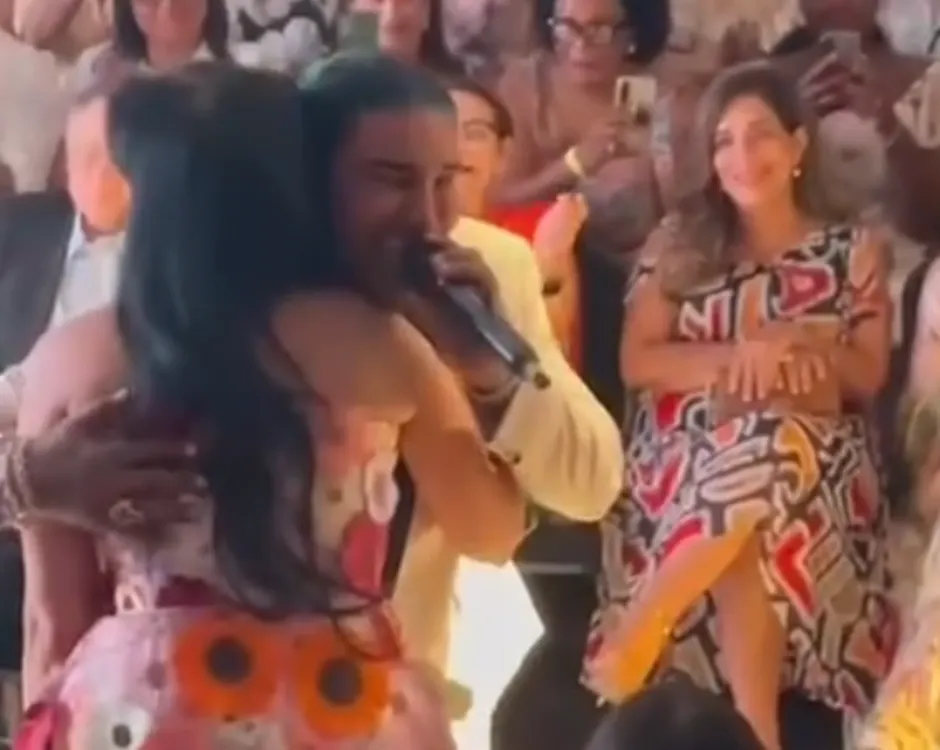 Omega y Yeni Berenice Reynoso comparten un emotivo abrazo en Fashion Week RD