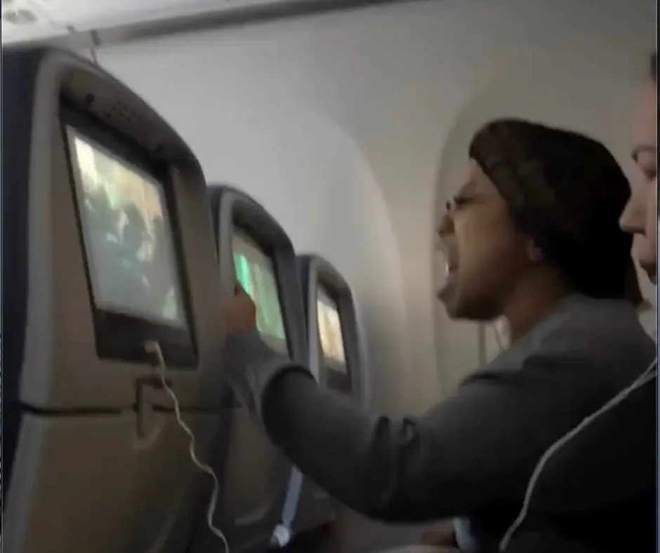 Mujer reza durante turbulencias en vuelo a República Dominicana