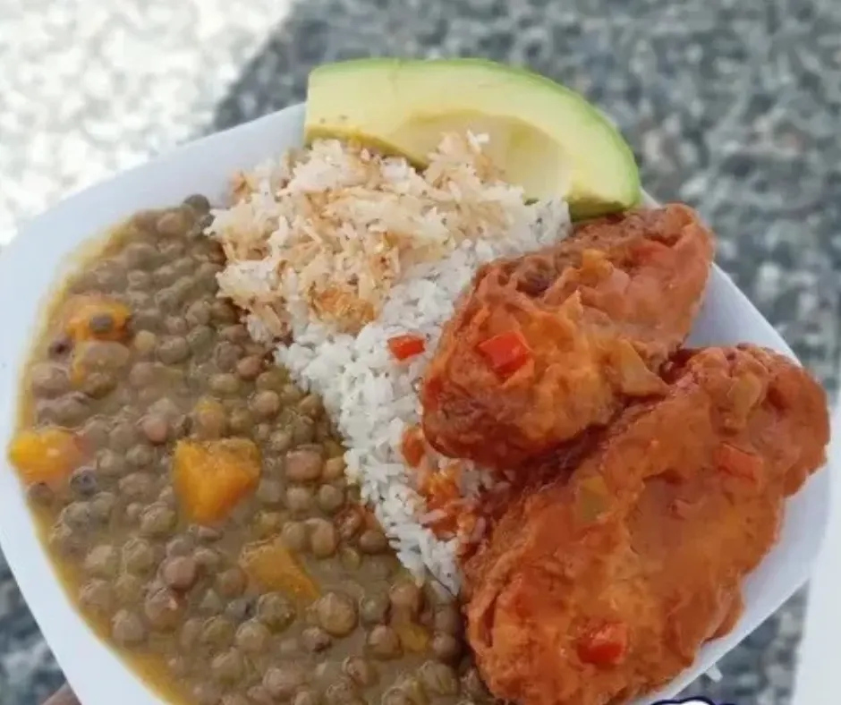 Plato criollo del día: arroz, pescado en salsa de coco, guandules y aguacate
