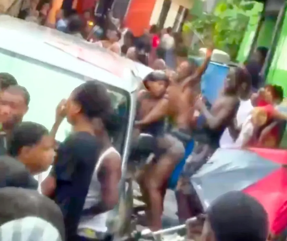 Jóvenes desafían la lluvia en El Almirante