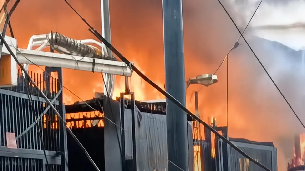 Incendio destruye cinco viviendas en Santiago