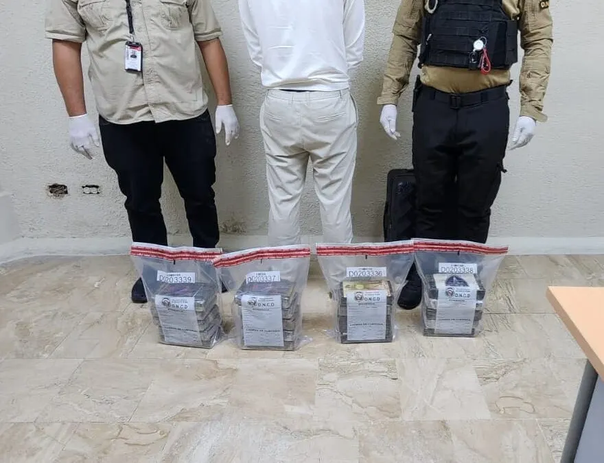 Arrestan a español con 20 paquetes de cocaína en Punta Cana