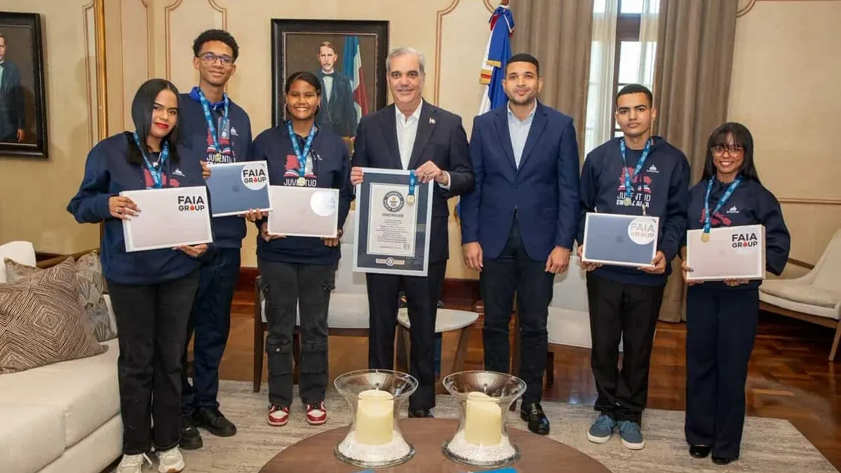 Estudiantes rompen récord Guinness de lectura en voz alta